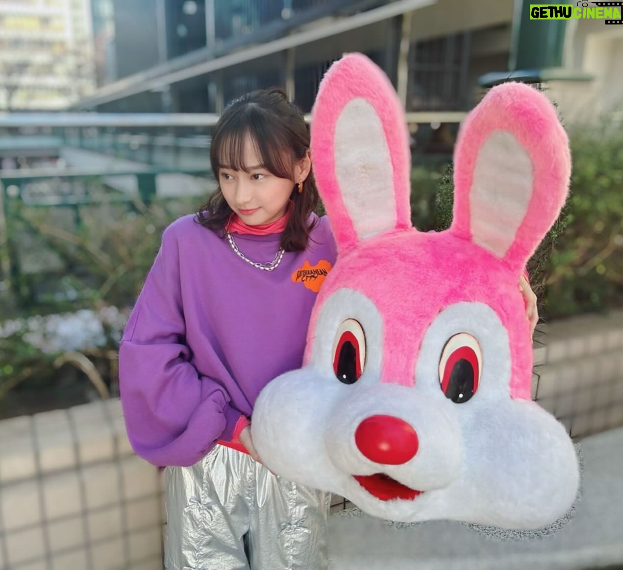 Yuuka Kageyama Instagram - テレビ東京ドラマ25『ハコビヤ』第5話放送です🐰 いよいよ放送の折り返し…剣さんや杏奈をはじめ登場人物の人となりもどんどん明らかになっていきます✨ 田辺誠一さんと5話ゲストの皆川猿時さんとお写真を撮っていただきました😆 これまでのお話とはうってかわったコミカルなお芝居の連続、ぜひ楽しんでいただきたいです🌸 禁断のあのフレーズはどこで発動するのか… 『ハコビヤ』は毎週金曜24:52〜放送しております⚡ TVerでの見逃し配信とともにぜひご覧ください☺️ #ハコビヤ