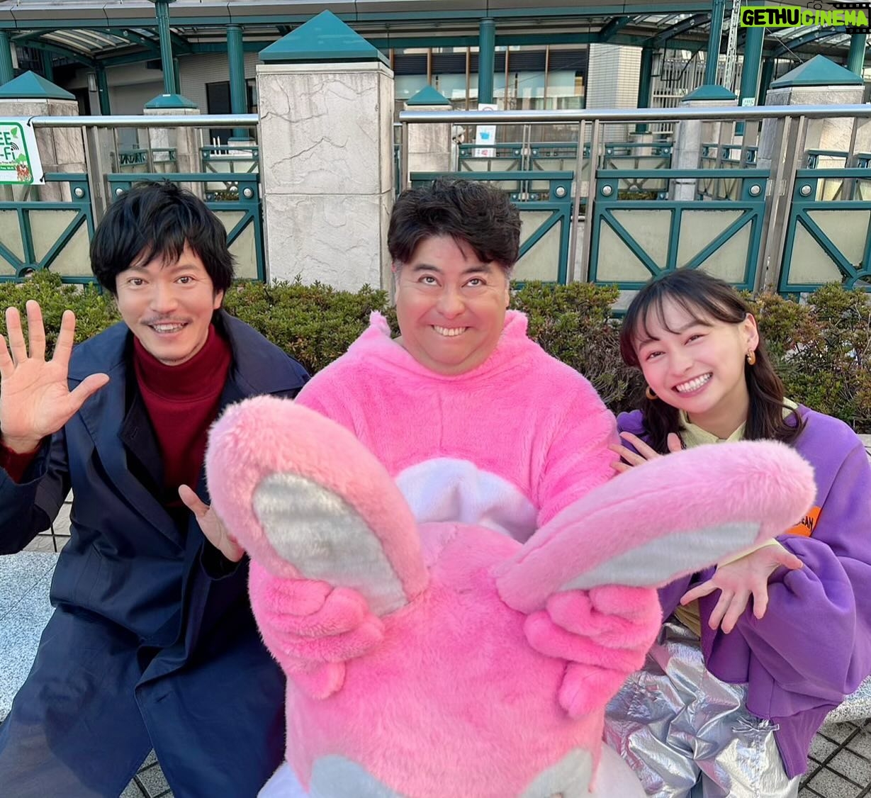 Yuuka Kageyama Instagram - テレビ東京ドラマ25『ハコビヤ』第5話放送です🐰 いよいよ放送の折り返し…剣さんや杏奈をはじめ登場人物の人となりもどんどん明らかになっていきます✨ 田辺誠一さんと5話ゲストの皆川猿時さんとお写真を撮っていただきました😆 これまでのお話とはうってかわったコミカルなお芝居の連続、ぜひ楽しんでいただきたいです🌸 禁断のあのフレーズはどこで発動するのか… 『ハコビヤ』は毎週金曜24:52〜放送しております⚡ TVerでの見逃し配信とともにぜひご覧ください☺️ #ハコビヤ