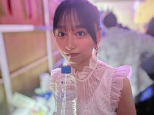 Yuuka Kageyama Instagram - #TGC熊本 ありがとうございました🧸　

初めてのTGCで初MCということでかなり緊張しておりましたが、あたたかいみなさんに迎えられてとってもとっても楽しんで臨むことができました！

またみなさんとご一緒できるように頑張ります💎
そして、先月に続き同じMCでお世話になったウエンツさん、本当にありがとうございました！

馬刺しもスイカもとっても美味しかったな〜🍉
熊本最高です🩵

P.S.推しタオルやうちわ、ペンライトも拝見できました。安心したよ〜、本当にありがとうございます。

#TGC