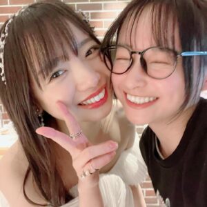 Yuuka Kageyama Instagram - #齊藤京子卒業セレモニー
本当に本当にお疲れ様でした。
瞬きのほんの数秒で京子との思い出が溢れるように蘇ってきます。

あの3人が奇跡的に同卓になったオーディションの待ち時間、
初めて心の奥底の話をした新幹線、
念願だった京子センター楽曲のMV撮影…

私が京子についた嘘はMV撮影のカエル（詳細はキョコロヒーさんのYouTubeにて）が最初で最後…だと思っていました。

ライブがすぐそばに迫ったある日、
「本番になれば泣かなくなるようになるか」
そんな話をしたね。
「当日は何も感じなくなる！それより友達の卒業の方が悲しくて泣いちゃうわ！」
なんて。

嘘です、私は自分の卒業セレモニーでたくさん泣いたし、ずっとずっと寂しいきもちでいっぱいだった。
だから、最後は笑顔を見られて本当に嬉しかったよ。

この先もずっとずっと、自分を愛して自分らしく楽しんでいけますように💎
そしてこれからもたくさん遊ぼうね。
いつもありがとう。
京子大好き！

そして、
おひさまのみなさま、これからの日向坂46も何卒よろしくお願いします。

3枚目は、昨日の晴れ姿のような儚い美しさを感じて撮りました🤍

#チーム卒業生