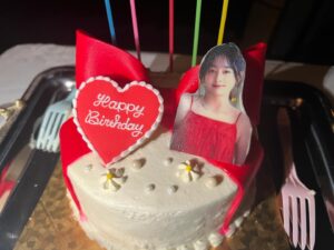 Yuuka Kageyama Instagram - 影山優佳 Birthday Event 2024
無事終了しました！お祝いいただきありがとうございました！

久しぶりにファンの皆様の前に立つ機会を作れたこと、そして大好きな皆さまにお誕生日を祝っていただけたこと、大変幸せで光栄です🌸
かげさぽのみなさんが大好きです！

そして！このイベントの全てを導いてくれたさりなちゃん！いつも助けてくれてありがとう🍀2人のトーク、一切台本ないの、改めてすごいことだよね。笑

動画にてメッセージを寄せてくださったウエンツ瑛士さん、奈緒さん、槙野智章さん、田辺誠一さんも本当に本当にありがとうございました！

さらに！
みなさまのお陰で、今回制作したバースデー記念グッズたちの受注生産でのオンライン販売が決定しました✨㊗️
これは本当にすごいことなんだそうです…！
いつも応援してくださるみなさんのもとにもグッズが行き届くことを願っております！
来週販売開始を予定しておりますのでまたお知らせをチェックしてください✨

個別のお写真もまた載せますね✏️
感想お待ちしてます☺️

本当に本当にありがとうございました！！！
今後ともよろしくお願いします！

#影山優佳23ちゃい
#影山優佳
#かげさぽのお席