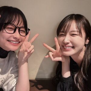 Yuuka Kageyama Instagram - 人生初めての宝塚を一実さんに連れていっていただきました✨🎩

観に行かせていただいた公演は星組さんの『RRR × TAKA"R"AZUKA ～√Bheem～（アールアールアール バイ タカラヅカ ～ルートビーム～）』と『VIOLETOPIA（ヴィオレトピア）』。

それぞれの使命と愛が交錯していく様に心打たれながら、見ている私たちにも火を灯してくださるようなあたたかい空間でした。
なんといっても生ナートゥの迫力と見ていて明るい気持ちにしてくださる引力はとてつもなかったです！

これから舞台に挑戦させていただく身として身体表現や照明演出の細部にまでこだわられた演目を体感させていただけて光栄です、がんばります！！！

一実さん本当にありがとうございました！
またお供させてください💎🤍

#宝塚
#星組