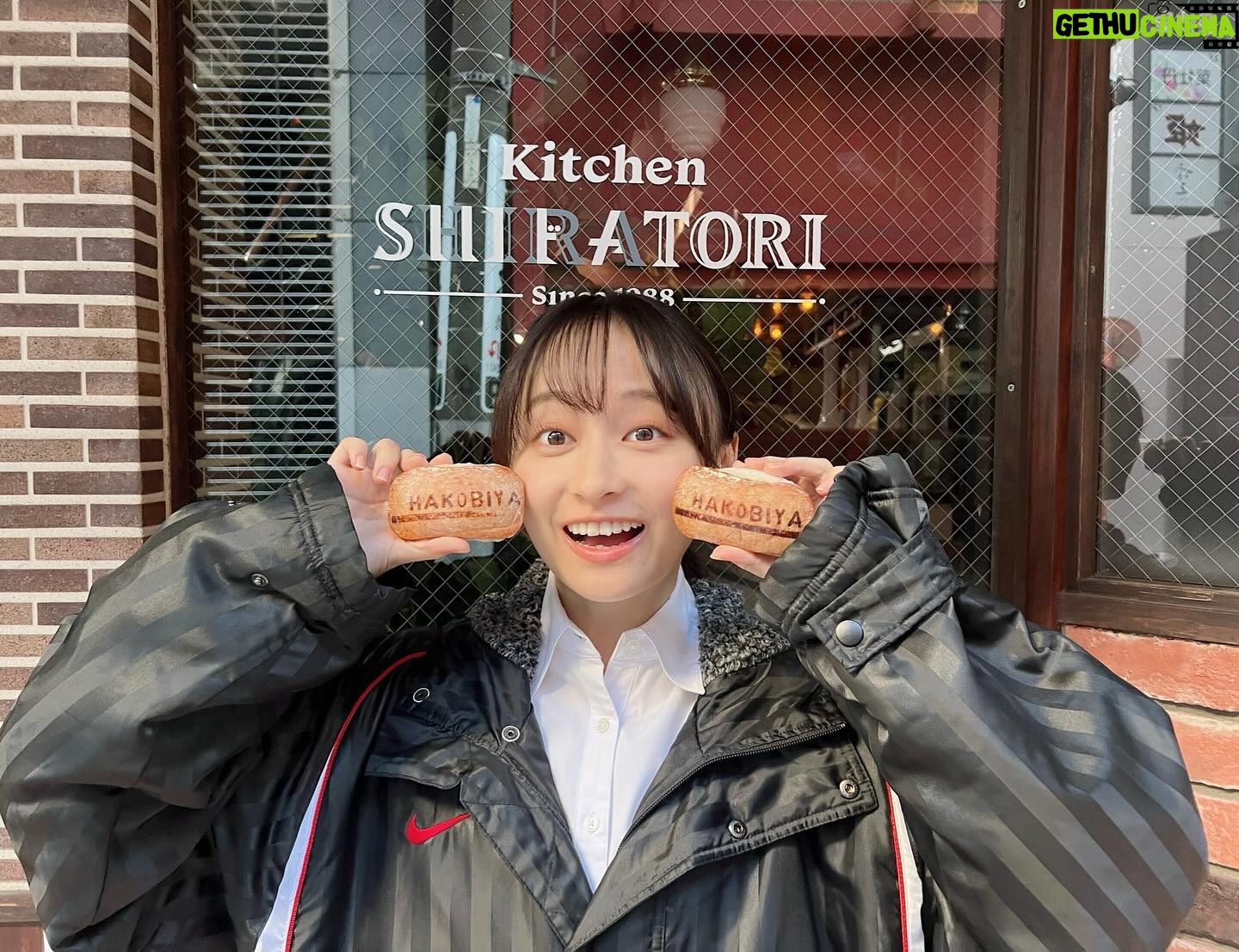 Yuuka Kageyama Instagram - テレビ東京ドラマ25『ハコビヤ』ご視聴いただきありがとうございました!🚗 新しい人生のスタートを切ったこのタイミングで、挑戦的な作品とキャラクターに選んでいただけたご縁に感謝してもしきれません。 スケジュールなどなかなかに厳しい条件を皆さんと一丸となって乗り越えながら、このドラマの作り手の1人として杏奈というキャラにこだわり続けた撮影期間は、今後の人生でも大きな糧になっていくと思います。 この作品を通して「人の想いに触れようとすることの尊さ」や「自分の心を信じて進んでいくことの大切さ」といった私たちの願いがみなさまのもとに届きますように。 そして届けられた先で、さらなる花を咲かせていきますように。 感想をぜひSNSなどで共有いただけたら幸いです。「ここで、またバイトしたいんですけど」って杏奈が言ってます☺️笑 この世界のどこかでお荷物を丁重にお届けしているハコビヤさんたちが、またみなさまのもとを訪れますように🍀 右も左も分からない私をあたたかく見守り大きな背中を見せ続けてくださった田辺さん、 こだわってこだわり抜いて常に前を向き続けて一緒に作品を作ってくださったハコビヤチームのみなさん、 最終回まで見届けて、たくさんの声を私たちにも届けてくださったファンの皆さん、 本当に本当にありがとうございました! これからも何卒、よろしくお願いします! #ハコビヤ #影山優佳