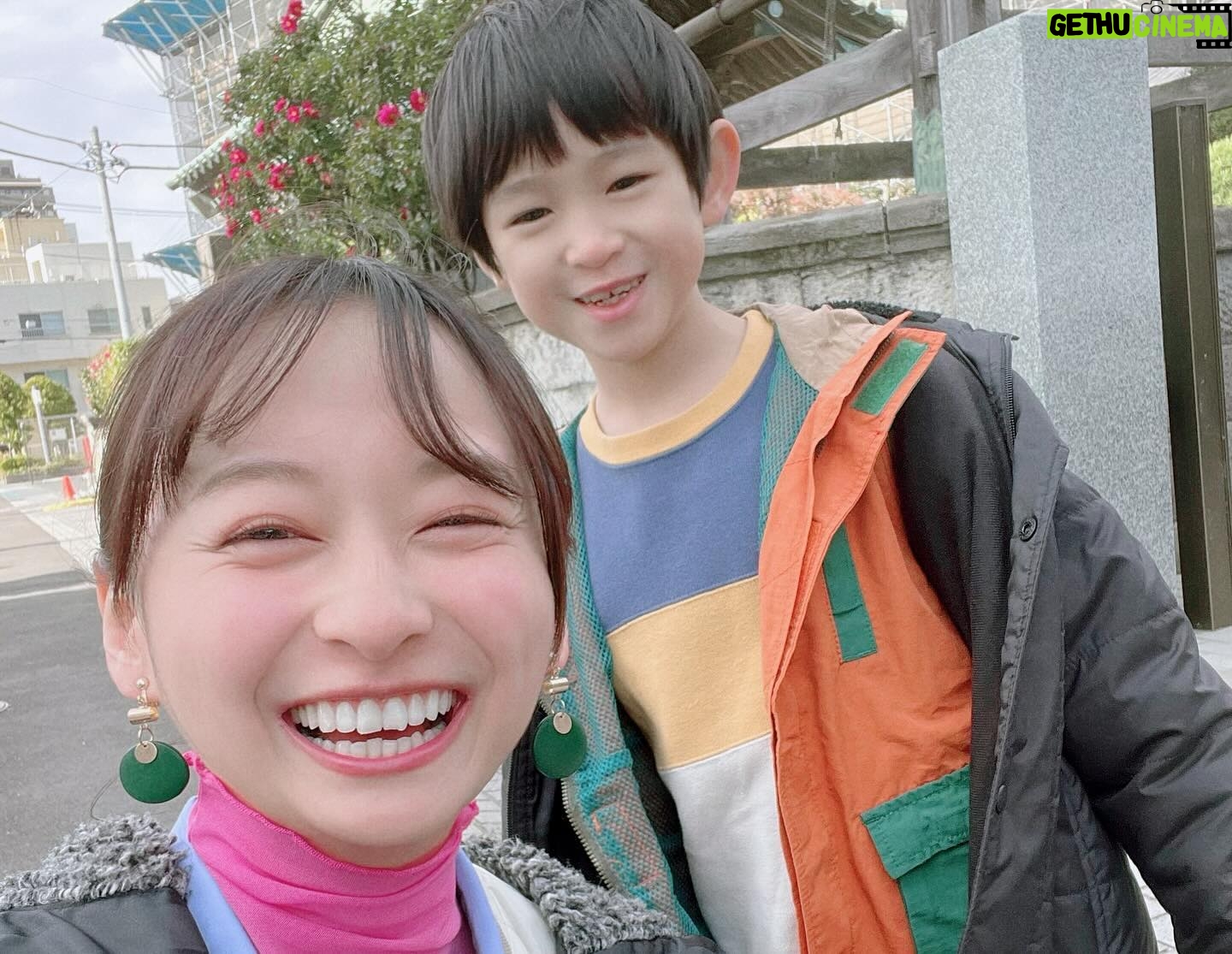 Yuuka Kageyama Instagram - テレビ東京ドラマ25『ハコビヤ』ご視聴いただきありがとうございました!🚗 新しい人生のスタートを切ったこのタイミングで、挑戦的な作品とキャラクターに選んでいただけたご縁に感謝してもしきれません。 スケジュールなどなかなかに厳しい条件を皆さんと一丸となって乗り越えながら、このドラマの作り手の1人として杏奈というキャラにこだわり続けた撮影期間は、今後の人生でも大きな糧になっていくと思います。 この作品を通して「人の想いに触れようとすることの尊さ」や「自分の心を信じて進んでいくことの大切さ」といった私たちの願いがみなさまのもとに届きますように。 そして届けられた先で、さらなる花を咲かせていきますように。 感想をぜひSNSなどで共有いただけたら幸いです。「ここで、またバイトしたいんですけど」って杏奈が言ってます☺️笑 この世界のどこかでお荷物を丁重にお届けしているハコビヤさんたちが、またみなさまのもとを訪れますように🍀 右も左も分からない私をあたたかく見守り大きな背中を見せ続けてくださった田辺さん、 こだわってこだわり抜いて常に前を向き続けて一緒に作品を作ってくださったハコビヤチームのみなさん、 最終回まで見届けて、たくさんの声を私たちにも届けてくださったファンの皆さん、 本当に本当にありがとうございました! これからも何卒、よろしくお願いします! #ハコビヤ #影山優佳