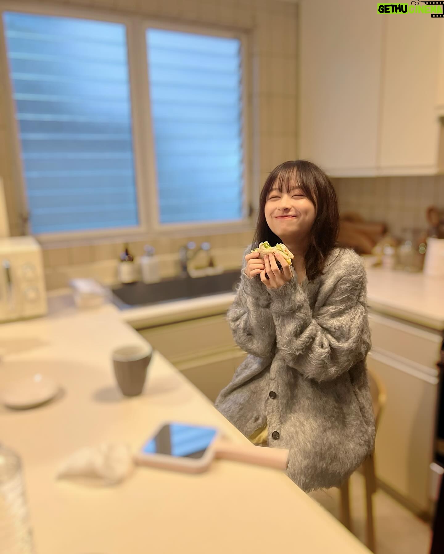 Yuuka Kageyama Instagram - Happy Valentine's Day🤎 いつも支えてくださる皆様にささやかながら私からのバレンタイン!なお知らせです💌 ついに! 『影山優佳カレンダー2024-25』の発売が決定いたしました✨ ファンの皆さまからファンクラブでカレンダーを発売してほしいという声をたくさんいただいていたとのことで大変嬉しく思っています☺️ みなさまの1日1日に少しでも彩りを添えられるように、そんな想いを込めてじっくり作ってまいりました! 色々なシチュエーションや服装を思いっきり楽しんで撮影してきましたよ〜😏 形態については、 カレンダーのみのものと、ポストカード4枚セットが3パターン!というラインナップになっております🩵🩷💛 販売期間は今から!2月25日23時59分までですので、お早めにお忘れのないうちに、ゲットしていただけたらとっても嬉しいです😊 詳細は公式サイトをご確認くださいませ🕊️ ということで改めて、ハッピーバレンタイン🍫 #happyvalentinesday #バレンタイン #影山優佳 #よろしくお願いします