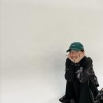 Yuuka Kageyama Instagram - The NEW ERA® BOOK / Spring & Summer 2024 今回は2ルック掲載いただいております🤍 ブラックとグリーンで重厚感をカジュアルに纏うという体験ができて楽しかったです！💚 前の投稿のスタイリングとどっちの方がお好みですか？ #newera#newerabook