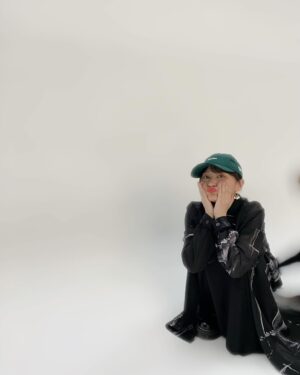 Yuuka Kageyama Instagram - The NEW ERA® BOOK / Spring & Summer 2024
今回は2ルック掲載いただいております🤍
ブラックとグリーンで重厚感をカジュアルに纏うという体験ができて楽しかったです！💚
前の投稿のスタイリングとどっちの方がお好みですか？
#newera#newerabook
