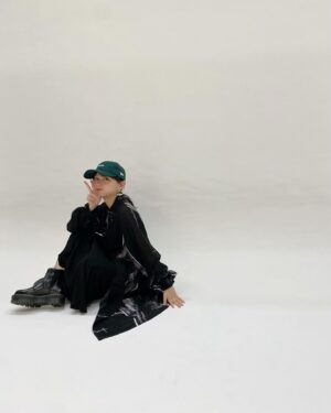 Yuuka Kageyama Instagram - The NEW ERA® BOOK / Spring & Summer 2024
今回は2ルック掲載いただいております🤍
ブラックとグリーンで重厚感をカジュアルに纏うという体験ができて楽しかったです！💚
前の投稿のスタイリングとどっちの方がお好みですか？
#newera#newerabook
