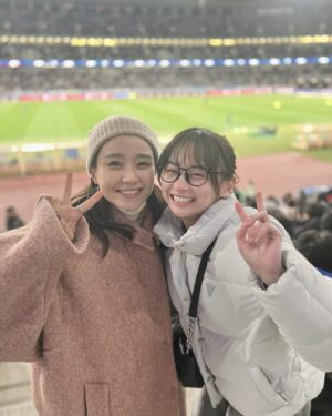 Yuuka Kageyama Instagram - FIFAワールドカップ26アジア2次予選 日本×北朝鮮
勝利おめでとうございます🎉🎊

今回は奈緒さんのお隣で熱烈応援させていただきました！
大きな大きな一歩を、スタジアムで体感できて大変興奮しました！ありがとうございました！

これから続く予選も、みなさんが怪我なく自分たちらしくプレーができていけることを祈っております！

#samuraiblue
#サッカー日本代表
#スタグル