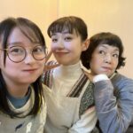 Yuuka Kageyama Instagram – #春になったら 本日22:00〜第6話放送です🌸
今回は親友チームにとって大切なお話ということで、どんなシーンになっているのか私もワクワクドキドキしております☺️

一方の助産院チームですが、穏やかで暖かい雰囲気の中で、節子先生瞳先生という大きな背中を懸命に追っかけさせていただいております。
いつも支えてくださり本当にありがとうございます。
新しい命が生まれる直前直後に立ち会える喜びや使命を噛み締めて、引き続き精進していきます！

先日の撮影にて、念願のスリーショット🐥🐥🐥

#小林聡美 さん
#奈緒 さん