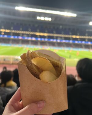 Yuuka Kageyama Instagram - FIFAワールドカップ26アジア2次予選 日本×北朝鮮
勝利おめでとうございます🎉🎊

今回は奈緒さんのお隣で熱烈応援させていただきました！
大きな大きな一歩を、スタジアムで体感できて大変興奮しました！ありがとうございました！

これから続く予選も、みなさんが怪我なく自分たちらしくプレーができていけることを祈っております！

#samuraiblue
#サッカー日本代表
#スタグル