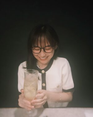 Yuuka Kageyama Instagram - うめはうめぇ🍹🤤　

来週はいよいよ舞台本番。気合い入れていきます。
皆さんにもぜひ見届けていただきたいです！

_____________________________________
photos by @mikuni.takahashi__
（シャツ見えちゃって映え写真にできなくてごめん。笑）