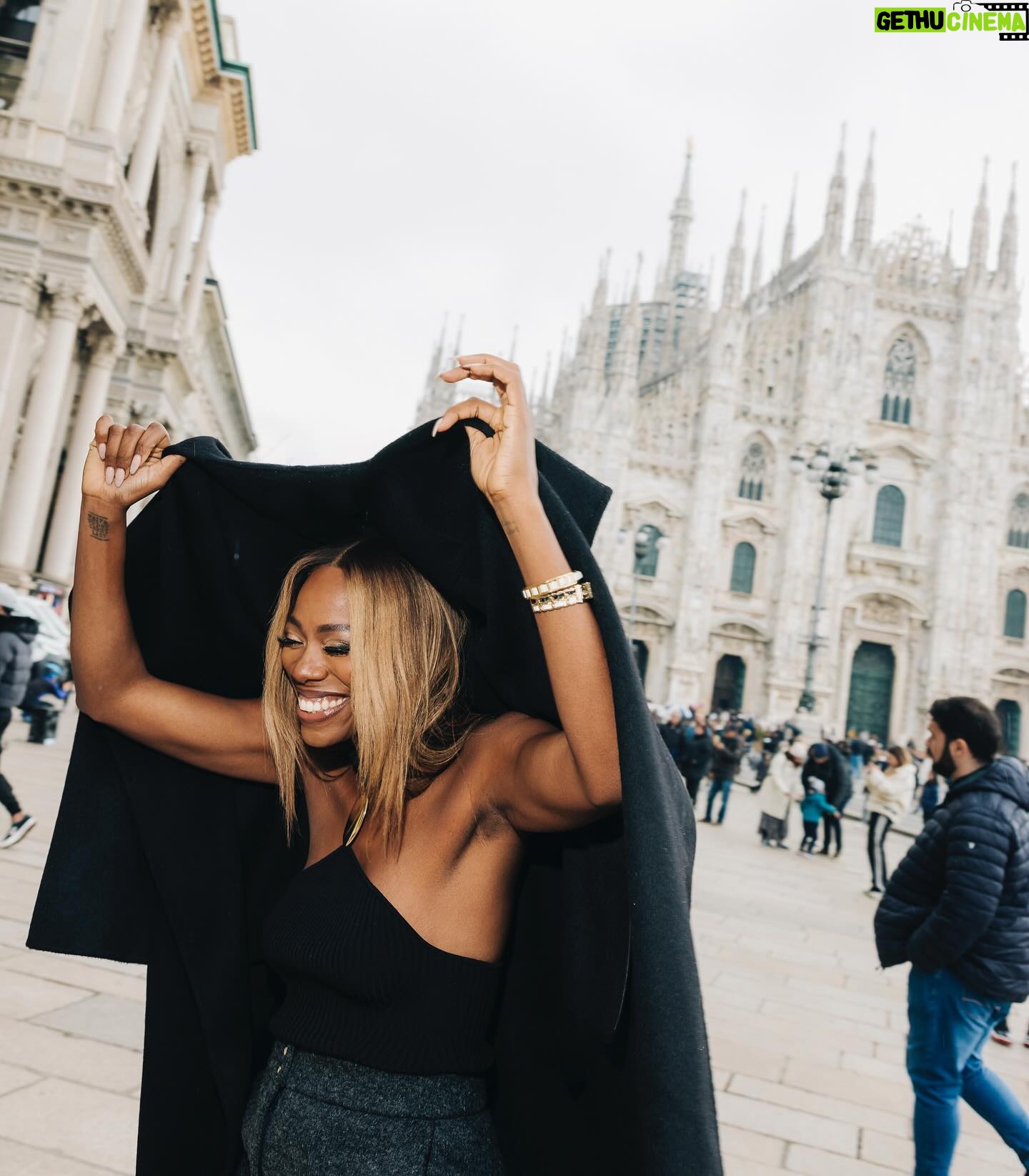 Yvonne Orji Instagram - Just a girl in the city of Milan, or as Barbara would say, “A Town’s woman.” (IYKYK 😉) • 📸: @modehunter Hair: @mitchellcantrellbeauty Makeup: @dalila_mua Coat: @thefrankieshop Top: @simkhai Pants: @khaite_ny Frames, shoes, jewelry: @ysl #milanfashionweek #mfw