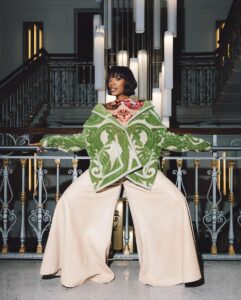 Yvonne Orji Instagram - Lookin’ retro in @etro. #mfw #milanfashionweek Hair: @mitchellcantrellbeauty Makeup: @dalila_mua Stylist: @georgmedley Fit- head to toe: @etro Core strength & back muscles: @massy.arias 📸: @modehunter