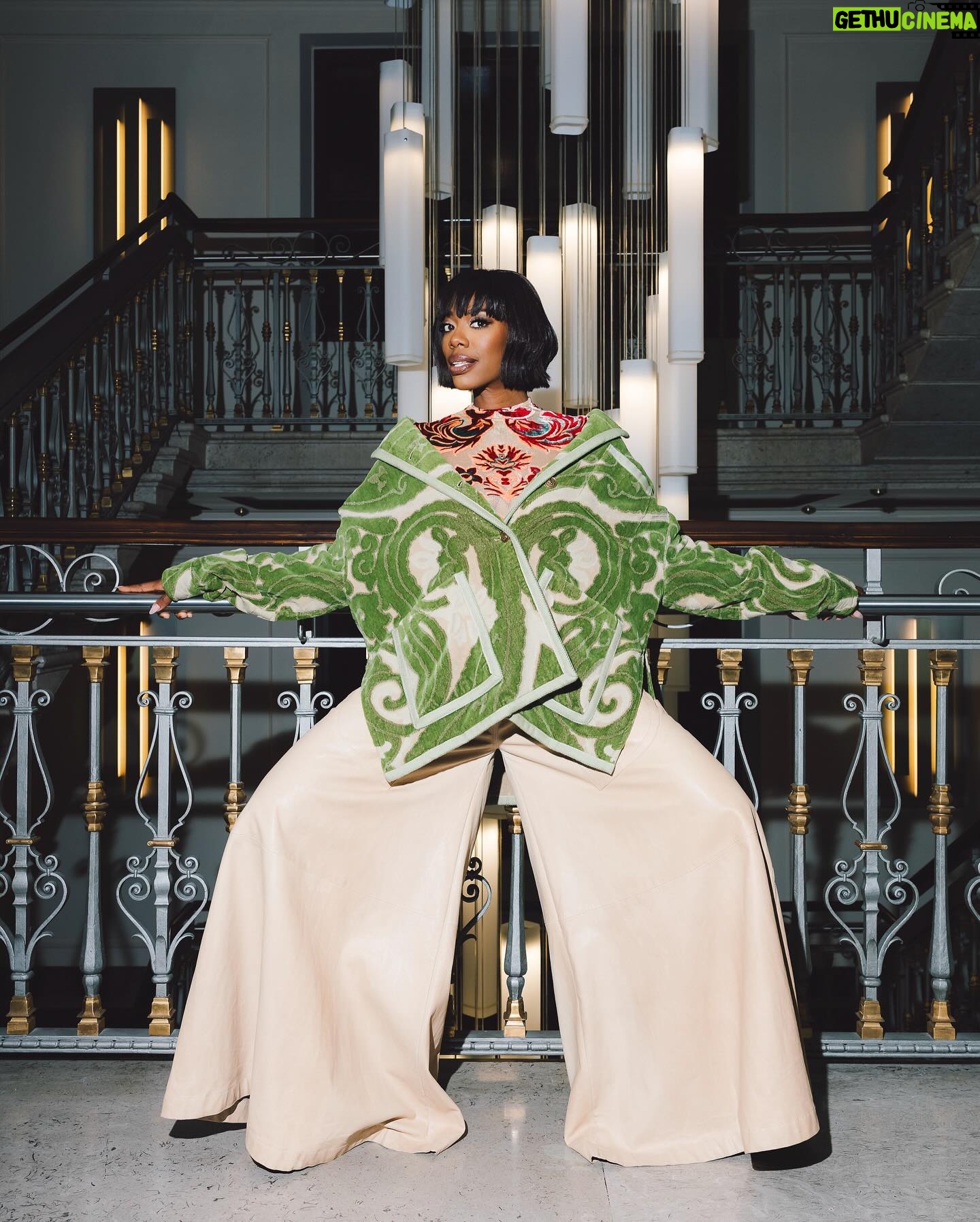 Yvonne Orji - 60.4K Likes - Lookin’ retro in @etro.
#mfw #milanfashionweek
Hair: @mitchellcantrellbeauty
Makeup: @dalila_mua
Stylist: @georgmedley
Fit- head to toe: @etro
Core strength & back muscles: @massy.arias
📸: @modehunter