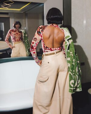 Yvonne Orji Instagram - Lookin’ retro in @etro.
#mfw #milanfashionweek 

Hair: @mitchellcantrellbeauty 
Makeup: @dalila_mua 
Stylist: @georgmedley 
Fit- head to toe: @etro 
Core strength & back muscles: @massy.arias 
📸: @modehunter