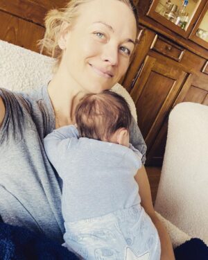 Yvonne Strahovski Instagram - Mom life-ing hard over here 🤩💛☀️