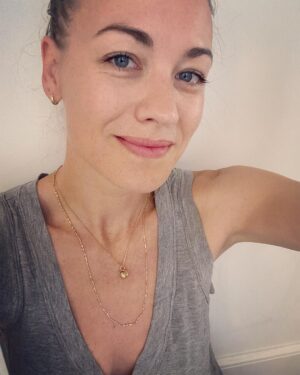 Yvonne Strahovski Instagram - Hello @rosa_chains ! Thank you ♥️ for these gorgey necklaces. Aside from being beautiful pieces, my fave thing is that this is a Polish company & so, I get to support one of my motherlands. Link in their bio for their international shop 💍💛🔶✔️💫