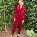 Yvonne Strahovski Instagram - Another day, another suit 💁🏼‍♀️ 💓 @handmaidsonhulu conversations continue 👊🏻