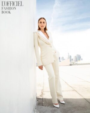 Yvonne Strahovski Instagram - Absolutely loved this shoot with this dream team 💫 Thank you @lofficielau & photographer extraordinaire @mikeruizone & the very talented @tamah_krinsky @dereksyuen @katiebof 💋💋💋 Check out the piece through @lofficielau ❌⭕️ I talk all things @handmaidsonhulu & @thetomorrowwar ➡️ Dropping soon on JULY 2 💥 on @amazonprimevideo