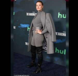 Yvonne Strahovski Instagram - Took my boots as my plus one to the finale event 💥 the last ep is streaming now @handmaidsonhulu @hulu 📸 @shutterstocknow