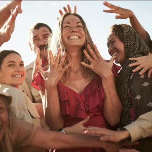 Yvonne Strahovski Instagram - Hey fellow Aussies - I hope you all enjoyed watching Stateless on @abctv back home 👏🏻 The rest of the world please stay tuned - you can watch soon on @netflix 👊🏻 This was SUCH a pleasure to be a part of & I miss everyone dearly ❤️