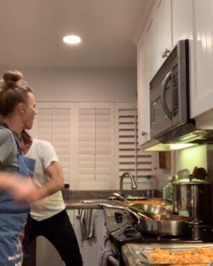 Yvonne Strahovski Instagram - This is how we Christmas COOK ⚡️🥁🤓🥁🤓🥁⚡️ #fivehoursinthekitchenleadsto #whoswithme #thatdrumbitforever #greckaryba #śledzie #ktośinnyzrobilpierogidziekibogu #wigilia!!!!!