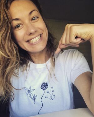 Yvonne Strahovski Instagram - My bestie made tshirts!! ❤️ U @gianluigicarelli Check out his designs - link in his bio 🙌🏻🙌🏻🙌🏻 This one is my fave 🌱🥀🌼 #TisTheSeasonForTshirts #proudofyou #gettum