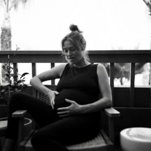 Yvonne Strahovski Instagram - He gettin’ BIGGG 😍 thanks @m_bockal for the belly snap 📷 ♥️