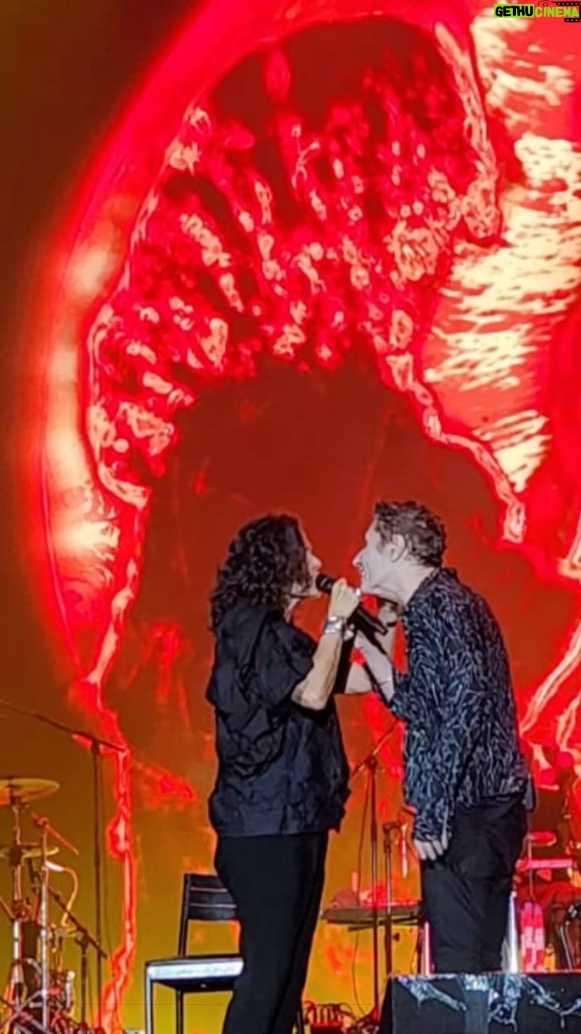 Zélia Duncan Instagram - VALEEEEUUUUUU! @dinhoouropreto , vc é um cavalheiro e um amigo muito querido! @kikozambianchioficial sua música e sua presença, a gente adora. @sussekindmarcelo 👊🏽🧡 @capitalinicial , até já, obrigada!