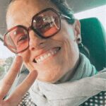 Zélia Duncan Instagram - É sempre o sorriso de quem chega a Salvador! Dessa vez pra Bienal do Livro! Tá bafo lá fora, mas antes de escritora sou cantora, né? Há que se proteger o primeiro instrumento! 😉🙌🏾🧡👊🏽 #benditascoisasqueeunãosei