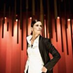Zélia Duncan Instagram - Eu amo profundamente o teatro e , a partir de um certo momento, resolvi não viver sem ele e sempre tenho comigo alguém de lá, pra me iluminar, em todos os sentidos. O primeiro foi o fino diretor @moacyrgf , Moacyr Goes, num pequeno lugar, no começo dos 90, BOTANIC. eu dizia um poema minúsculo de Ana Cristina Cesar e ele me disse a coisa mais importante até hj, na hora de entrar: "não pede licença". Só alguém do teatro diria isso. É meu mote, todo esse tempo E PRA SEMPRE. Depois foi a inquieta @studarttici Ticiana Studart, com quem fiz ZÉLIA CRISTINA NO CAOS. Eu dizia um texto de Beckett, no meio de uma música de Tom Waits e muitos desafios fundamentais. Já Zélia Duncan, convidei @betecoelho_ para dirigir um importante lançamento, depois de Catedral, que foi INTIMIDADE. Bete me trouxe até música de Chico Buarque com cello pro palco e um cenário de gavetas e palavras de letras minhas escritas em lindos panos, assinados por @niurabellavinha.arte, artista plástica que ambientou o espetáculo lindamente. Tive então o amigo de longa data, que dirigiu SORTIMENTO e me deu muitos gestos, @marcelosaback . @andreaelisazeni dirigiu e arrasou em PRÉ PÓS TUDO e AMIGO É CASA. @anabeatriznogueira_oficial dirigiu e balançou as estruturas do q rolou no palco, em PELO SABOR DO GESTO, até uma música em libras ela me fez cantar. O cenário era de @analuprestes_ , vejam meu chiquê! Então no grande desafio de TOTATIANDO, tive a honra de contar com a amada @reginabragaoficial , que criou comigo e dirigiu essa aventura. Por Regina, conheci duas pessoas, que balançaram minha vida, @simone_mina e @isabelteixeira . Convidei Isabel para dirigir e simone para fazer cenário e figurino dos shows TUDO É UM E TUDO ESCLARECIDO. Me desafiavam todo dia. Isabel vasculhou os significados todos, me encheu de motivos pra cada nota. só o teatro pode isso. Em ANTES DO MUNDO ACABAR, meu disco de samba, éramos eu e @simone_mina , dirigindo comigo e fazendo figurinos e todo visual. tive @flavia_pedras , fazendo lindezas , num momento de pandemia em PELESPÍRITO e mais recente, em SEM TIRAR OS OLHOS DO MUNDO, de novo Simone e Flávia, nas rédeas do palco comigo. O teatro pode tudo. fotos de @robertosetton