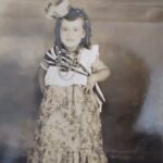 Zélia Duncan Instagram – – [ ] 88.Dois infinitos. Eu e vc. Até onde o tempo puder contabilizar o amor. Não vou te agradecer por eu ter nascido, porque não é sobre mim o dia 19 de dezembro. É sobre uma mulher inteligente, alegre e petulante. Sobre uma estudante brilhante, uma irmã, filha e sobrinha, que passou em primeiro lugar num concurso difícil,  para ter um emprego. Trabalhou como louca a vida toda, porque teve 4 filhos e nunca deixou de dizer o que pensa e nunca deixou de agir e encarar os monstrengos do caminho. Aturou assédio no trabalho. Aturou preconceito porque quis se separar de meu pai, com todas as suas razões. Se hj mulher ter razão é perigoso, imaginem nos anos 70! Mamãe, qdo eu crescer quero ter sua coragem, sua alegria, sua disposição, seu olhar para onde poucos olham. Vc acolheu minhas escolhas e minha natureza, acolheu meus amigos e hj tem mais amigos e amores que todos nós. Seu dia é nosso dia, nem sei dizer o qto eu te amo. E agora é nossa vez de realizar seus desejos, o meu é te ver feliz, ao máximo! @loise_goncalves