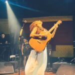 Zélia Duncan Instagram – Quando alguém pergunta o que é estar no palco, é algo assim, tudo ou nada…obrigada pela foto e pelo olhar, @pedrogcolombo