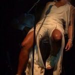 Zélia Duncan Instagram - Eu amo profundamente o teatro e , a partir de um certo momento, resolvi não viver sem ele e sempre tenho comigo alguém de lá, pra me iluminar, em todos os sentidos. O primeiro foi o fino diretor @moacyrgf , Moacyr Goes, num pequeno lugar, no começo dos 90, BOTANIC. eu dizia um poema minúsculo de Ana Cristina Cesar e ele me disse a coisa mais importante até hj, na hora de entrar: "não pede licença". Só alguém do teatro diria isso. É meu mote, todo esse tempo E PRA SEMPRE. Depois foi a inquieta @studarttici Ticiana Studart, com quem fiz ZÉLIA CRISTINA NO CAOS. Eu dizia um texto de Beckett, no meio de uma música de Tom Waits e muitos desafios fundamentais. Já Zélia Duncan, convidei @betecoelho_ para dirigir um importante lançamento, depois de Catedral, que foi INTIMIDADE. Bete me trouxe até música de Chico Buarque com cello pro palco e um cenário de gavetas e palavras de letras minhas escritas em lindos panos, assinados por @niurabellavinha.arte, artista plástica que ambientou o espetáculo lindamente. Tive então o amigo de longa data, que dirigiu SORTIMENTO e me deu muitos gestos, @marcelosaback . @andreaelisazeni dirigiu e arrasou em PRÉ PÓS TUDO e AMIGO É CASA. @anabeatriznogueira_oficial dirigiu e balançou as estruturas do q rolou no palco, em PELO SABOR DO GESTO, até uma música em libras ela me fez cantar. O cenário era de @analuprestes_ , vejam meu chiquê! Então no grande desafio de TOTATIANDO, tive a honra de contar com a amada @reginabragaoficial , que criou comigo e dirigiu essa aventura. Por Regina, conheci duas pessoas, que balançaram minha vida, @simone_mina e @isabelteixeira . Convidei Isabel para dirigir e simone para fazer cenário e figurino dos shows TUDO É UM E TUDO ESCLARECIDO. Me desafiavam todo dia. Isabel vasculhou os significados todos, me encheu de motivos pra cada nota. só o teatro pode isso. Em ANTES DO MUNDO ACABAR, meu disco de samba, éramos eu e @simone_mina , dirigindo comigo e fazendo figurinos e todo visual. tive @flavia_pedras , fazendo lindezas , num momento de pandemia em PELESPÍRITO e mais recente, em SEM TIRAR OS OLHOS DO MUNDO, de novo Simone e Flávia, nas rédeas do palco comigo. O teatro pode tudo. fotos de @robertosetton