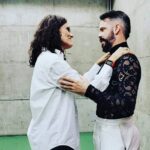 Zélia Duncan Instagram - Eu nasci bem antes dele, mas ele me conhece, como se estivesse lá. Um artista que canta com os olhos e respira com o coração. Eu amo o fato de que vou estar sempre aqui pra vc. Seja feliz ao máximo, @almerioficial , porque fazer quem te ouve feliz, já é sua especialidade! Obrigada por tudo que vc me traz, incluindo @julianoholanda . E tudo que ainda faremos daqui a pouco! 🧡