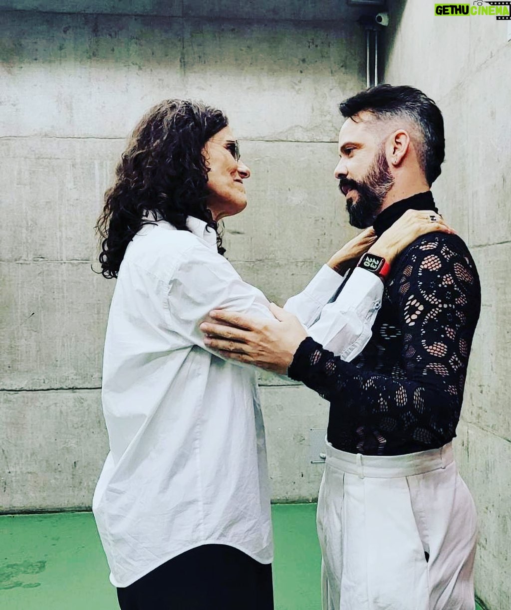 Zélia Duncan Instagram - Eu nasci bem antes dele, mas ele me conhece, como se estivesse lá. Um artista que canta com os olhos e respira com o coração. Eu amo o fato de que vou estar sempre aqui pra vc. Seja feliz ao máximo, @almerioficial , porque fazer quem te ouve feliz, já é sua especialidade! Obrigada por tudo que vc me traz, incluindo @julianoholanda . E tudo que ainda faremos daqui a pouco! 🧡