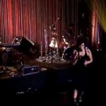 Zélia Duncan Instagram - POR QUE QUE SUBIR O ÁLBUM EM 2024? Porque se tornou um documento da minha trajetória. Eu estava muito feliz e convicta naquela noite, naqueles dias. Tinha muito orgulho das pessoas que estavam comigo, tanto os músicos quanto os convidados Hamilton de Holanda, com quem cantei numa versão eletrizante, do hit do projeto “Eu Me Transformo Em Outras”, intitulada “Capitu” (Luiz Tatit @luiztatitoficial ) e uma inédita parceria nossa, “Valsa Em Si”. E Anelis Assumpção @aassumpcao , na emocionante “Milágrimas” (Itamar Assumpção @itamarassumpcao_ e Alice Ruiz @aliceruizs ). Chega Disso, uma cançao de Alzira E @_alzirae e Arruda. que até hoje me arrebata, em versão original, ou seja, gravada pela primeira vez, no palco. Quem quiser ouvir o que fizemos há 17 anos, pode acessar facilmente numa dessas plataformas e ouvir a garra que tivemos, ao defender essas canções. Produção Musical: Ézio Filho @eziofilho Teclados e Acordeon: Leo Brandão @leo.brandao.74 Guitarra, violão e bandolim: Webster Santos @webstersantos Percussão e flauta: Jadna Zimmerman @jadna.zi Bateria e flauta: Fábio Luna @fabiolunademorais Participação: @hamiltondeholanda Direção de cena: @andreaelisazeni Direção de imagem: Oscar Rodrigues Alves 🎵 Faça seu PRE-SAVE e seja o primeiro a ouvir nas principais plataformas musicais! Link na Bio! Disponível a partir de sexta-feira, dia 19/04! @duncandiscos @sortimentoproducoes #zd #prepostudobossaband #aovivo #stream #música #mpb