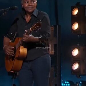 Zélia Duncan Instagram - Comovente demais essa aparição de Tracy Chapman no Grammy 2024. Tão linda, plena, com seus cabelos grisalhos e sua voz de sempre. Única, firme, afinada, autoral. Os olhos mareados, um sorriso no rosto. Um complementando o outro. Seu colega de palco, excelente cantor, @lukecombs, tb lhe rendia homenagens, visivelmente honrado por estar tão perto. Quando morei com vovó Zélia em Niterói nos anos 90, Tracy estourou com 'Baby Can I Hold You Tonight?'. Quando tocava, minha avó fechava os olhinhos, adorava. E cá estou eu, mantendo a tradição das Zélias da família e ainda deixando uma lágrima rolar bem quente. Tô aqui, abraçando minha avó. abraçando essa voz, esse violão...a vida é um carro veloz!