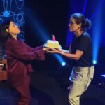 Zélia Duncan Instagram - @flavia_pedras, A vida girou grande, você chegou até aqui assim, sorrindo, chorando, segurando as barras que só você poderia, vivendo os lutos que pareciam impossíveis, mas tb sendo feliz e fazendo quem está perto feliz com vc, onde me incluo, onde me encontro. Seu olhar fareja belezas e as revela pro mundo. Você e seus encantos, fora os 3(60) graus das suas virtudes! Mas tudo fica pouco, qdo sua gargalhada invade os momentos. Ninguém te esquece e eu, eu tô aqui do seu lado, amando sua vida que gira e me leva junto, pra te ver de perto e não perder nada! seja feliz ao máximo, meu amor, bora girar! Pra frente e pro alto! viva o dia 11/11! Te amo tanto...