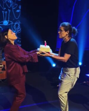 Zélia Duncan Instagram - @flavia_pedras,  A vida girou grande, você chegou até aqui assim, sorrindo, chorando, segurando as barras que só você poderia, vivendo os lutos que pareciam impossíveis, mas tb sendo feliz e fazendo quem está perto feliz com vc, onde me incluo, onde me encontro. Seu olhar fareja belezas e as revela pro mundo. Você e seus encantos, fora os 3(60) graus das suas virtudes! Mas tudo fica pouco, qdo sua gargalhada invade os momentos. Ninguém te esquece e eu, eu tô aqui do seu lado, amando sua vida que gira e me leva junto, pra te ver de perto e não perder nada! seja feliz ao máximo, meu amor, bora girar! Pra frente e pro alto! viva o dia 11/11! Te amo tanto...