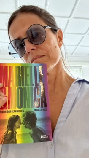 Zélia Duncan Instagram - Tive a honra de escrever o prefácio dessa história de amor sem fim. @monicaterezabenicio , obrigada pela confiança. Te abraço forte por isso e por tudo. 🧡👊🏽