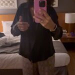 Zélia Duncan Instagram - Quem nunca brincou de ser cantora num quarto de hotel? "De noite os disfarces parecem reais..." @capitalinicial Feliz aniversário, Brasília!