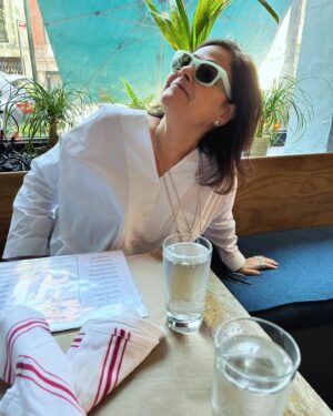 Zélia Duncan Instagram - @flavia_pedras,  A vida girou grande, você chegou até aqui assim, sorrindo, chorando, segurando as barras que só você poderia, vivendo os lutos que pareciam impossíveis, mas tb sendo feliz e fazendo quem está perto feliz com vc, onde me incluo, onde me encontro. Seu olhar fareja belezas e as revela pro mundo. Você e seus encantos, fora os 3(60) graus das suas virtudes! Mas tudo fica pouco, qdo sua gargalhada invade os momentos. Ninguém te esquece e eu, eu tô aqui do seu lado, amando sua vida que gira e me leva junto, pra te ver de perto e não perder nada! seja feliz ao máximo, meu amor, bora girar! Pra frente e pro alto! viva o dia 11/11! Te amo tanto...