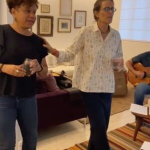 Zélia Duncan Instagram - Temos um trabalho que nos permite não só abstrair um pouco do mundo durante um ensaio, como tentar salvá-lo, elevando o pensamento e convocando o que há de humano em nós, a música faz isso! Obrigada, parceira amada, @anacostaoficial , vai ser um prazer te receber no nosso palco amanhã. obrigada, @eziofilho , @webstersantos , @galvao.christiano , @luanahjones e @srtapaolaoficial . Faltou @leo.brandao.74 , mas no palco, estaremos todos! 👊🏽❤️ 