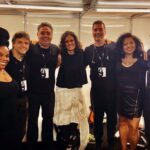 Zélia Duncan Instagram - Ainda no carro, suada, maquiada, ouvindo dentro da cabeça os sons do nosso show. Essas são as pessoas q sobem no palco comigo, minha banda oficial. Somos todos equilibristas. Quase sempre tudo passa tão rápido, que nem nos despedimos. Ouço os últimos acordes já no camarim e qdo saio, eles já foram. Mas estão aqui, no palco da minha cabeça e do meu coração. Valeu, Maricá! da esquerda pra outra ponta da esquerda: @srtapaolaoficial , @galvao.christiano @leo.brandao.74 , ZD(eu), @eziofilho , @luanahjones e @webstersantos 👊🏽❤️