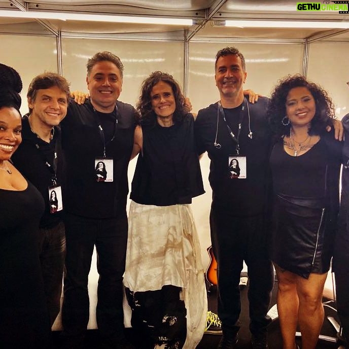 Zélia Duncan Instagram - Ainda no carro, suada, maquiada, ouvindo dentro da cabeça os sons do nosso show. Essas são as pessoas q sobem no palco comigo, minha banda oficial. Somos todos equilibristas. Quase sempre tudo passa tão rápido, que nem nos despedimos. Ouço os últimos acordes já no camarim e qdo saio, eles já foram. Mas estão aqui, no palco da minha cabeça e do meu coração. Valeu, Maricá! da esquerda pra outra ponta da esquerda: @srtapaolaoficial , @galvao.christiano @leo.brandao.74 , ZD(eu), @eziofilho , @luanahjones e @webstersantos 👊🏽❤️