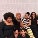 Zélia Duncan Instagram - Sobre ontem, sobre hoje, sobre todo dia! Na minha equipe hoje, temos o mesmo número de mulheres e homens. Nesses três dias de show, que começaram ontem, duas delas comandam o som! @adrianavianas e @cyberflo00 garotas poderosas!Duas cantoras estão no palco comigo! @luanahjones e @srtapaolaoficial Fora @patricia_albuquerque , minha empresária, @sylfirefly no make, @rslmagalhaes na produção. Ainda @denisecosta2020 na editora e nos contratos, @cavilardo nas redes. O Brasil continua maltratando suas mulheres, o que mudou e nunca será igual, são as mulheres! Viva dia 08, ele vibra de 1 a 31 de cada mês! Esquece a flor, manda respeito, que a gente faz florescer!