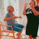 Zélia Duncan Instagram - Comecei a ouvir "Carne e Osso" a altos brados, enquanto cuidava do meu roteiro em silêncio, no meu quarto. Saí correndo pra registrar e lá estava mamãe (88), com suas pernocas de 20 e @rose.mandu.777 , nessa farra. Eu não escolhi a música, nem a camiseta de Rose. Elas já estavam animadas e dançando e rindo uma pra outra, sem perder a "humanidade que fascina", só elas. eu apenas organizei pra não perder o momento. Porque à beira dos 60, já entendi que o bom da vida está nos cantinhos, (por vezes cantados), das nossas alegrias possíveis. Por incrível que pareça, quem faz show hj sou eu, às 19h, no projeto @claroveraorio , na Laura Alvim. Vou me inspirar nessa dupla! Pelo "direito ainda que profano, do mundo ser sempre mais humano!" @paulinhomoska @sortimentoproducoes @loise_goncalves