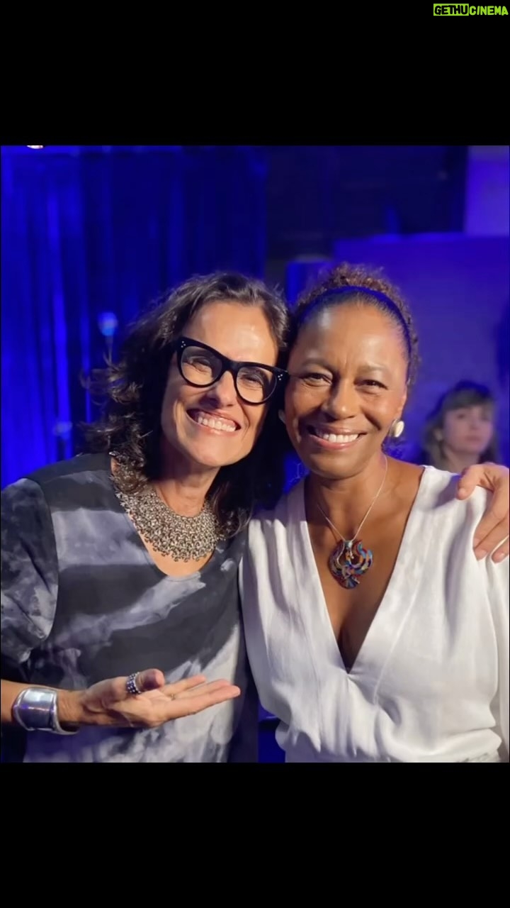 Zélia Duncan Instagram - Entre um monte de emoções da noite de ontem, essa alegria gigante, de poder dizer pra essa atriz singular, o qto ela tem feito por nós com suas interpretações e sua presença. Obrigada, @edvanacarvalho, por ser tão maravilhosa pessoalmente, quanto na tela!